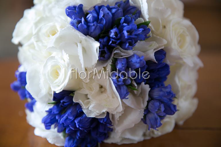 Car flower decor (rose, calla, gentiana, lisianthus, white, blue